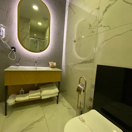 Lal Azure Hotel *